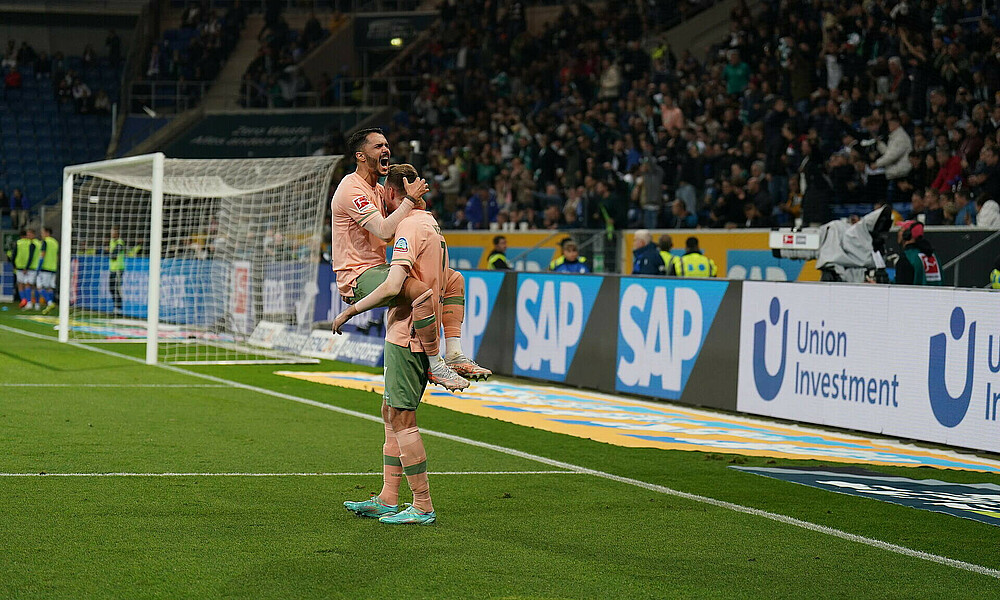 null Leonardo Bittencourt springt Marvin Ducksch in die Arme und schreit.