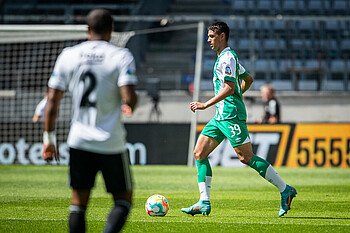 Fabio Chiarodia mit Ball am Fuß. 