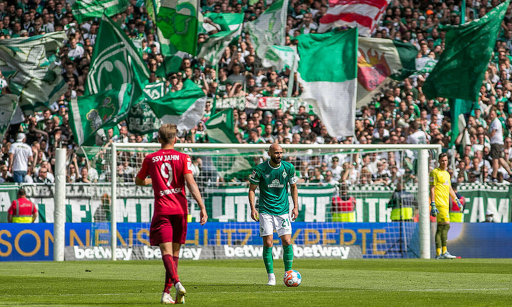 null Ömer Toprak mit Ball am Fuß.