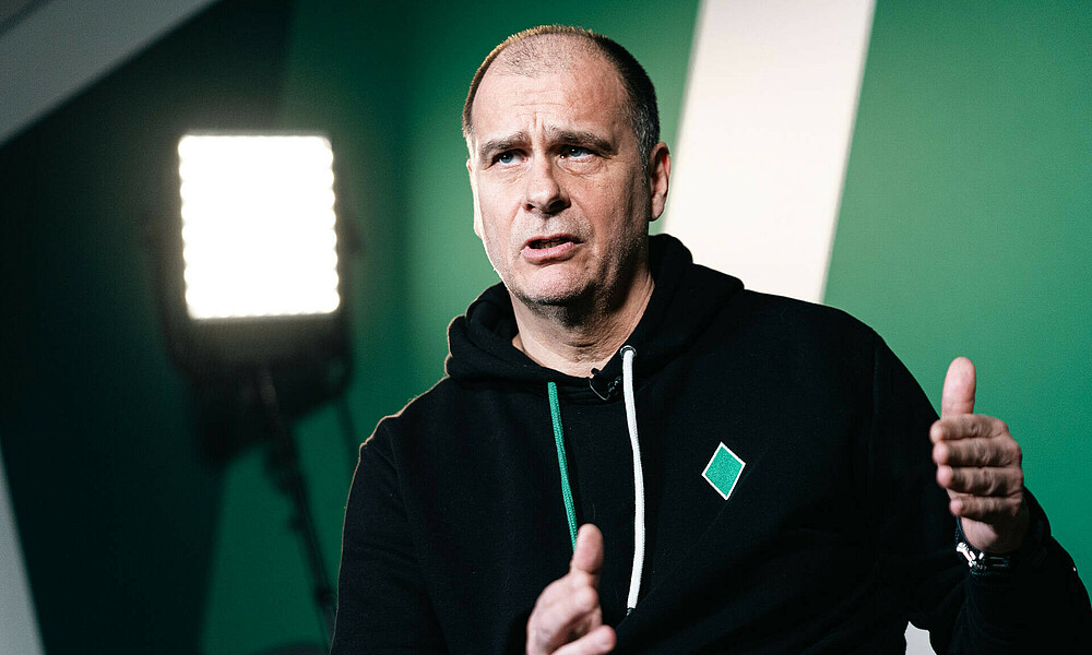 null Klaus Filbry vor einer grünen Wand.