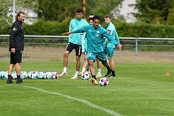 Co-Trainer Wolfgang Rolff und Theodor Gebre Selassie in der ersten Trainingseinheit.