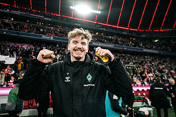 Nick Woltemade jubelt nach dem Schlusspfiff.