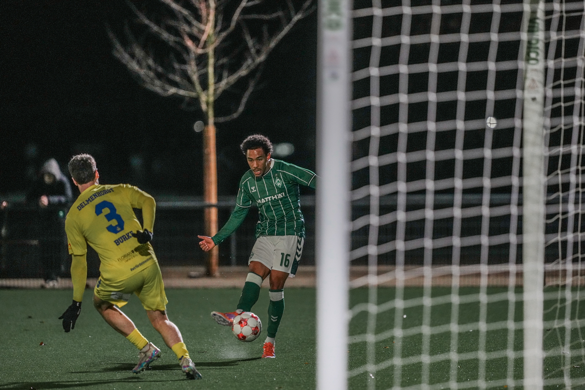Paul Erevbenagie läuft auf das leere Tor zu, vor ihm ist nur noch ein Verteidiger.