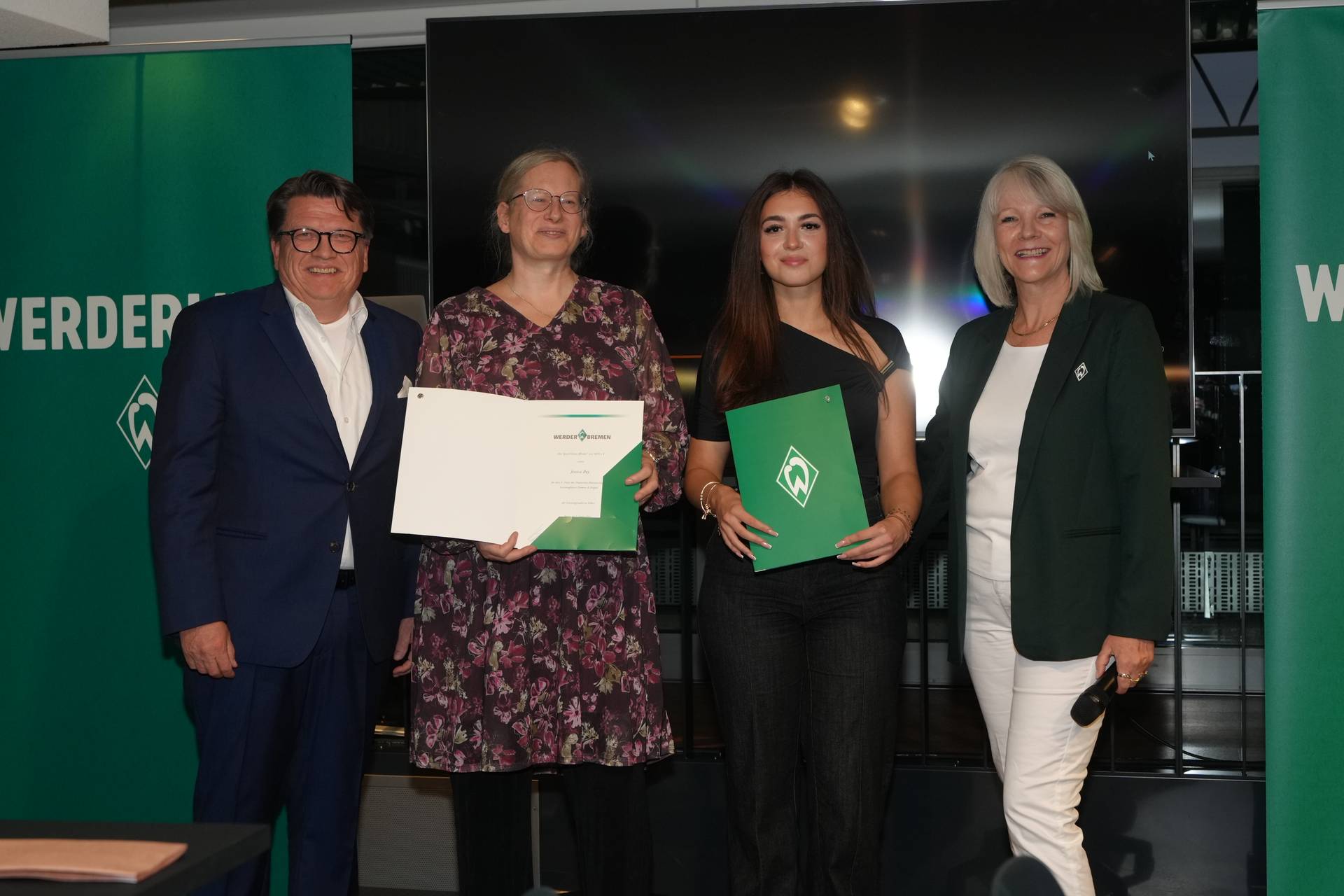 Dr. Hubertus Hess-Grunewald und Claudia Lasch mit Jessica Boy und Leonarda Mazur auf der Bühne der Werder-Meisterehrung 2025