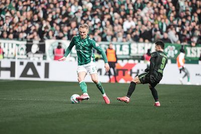 Amos Pieper mit dem Ball am Fuß im Heimspiel gegen den VfL Wolfsburg