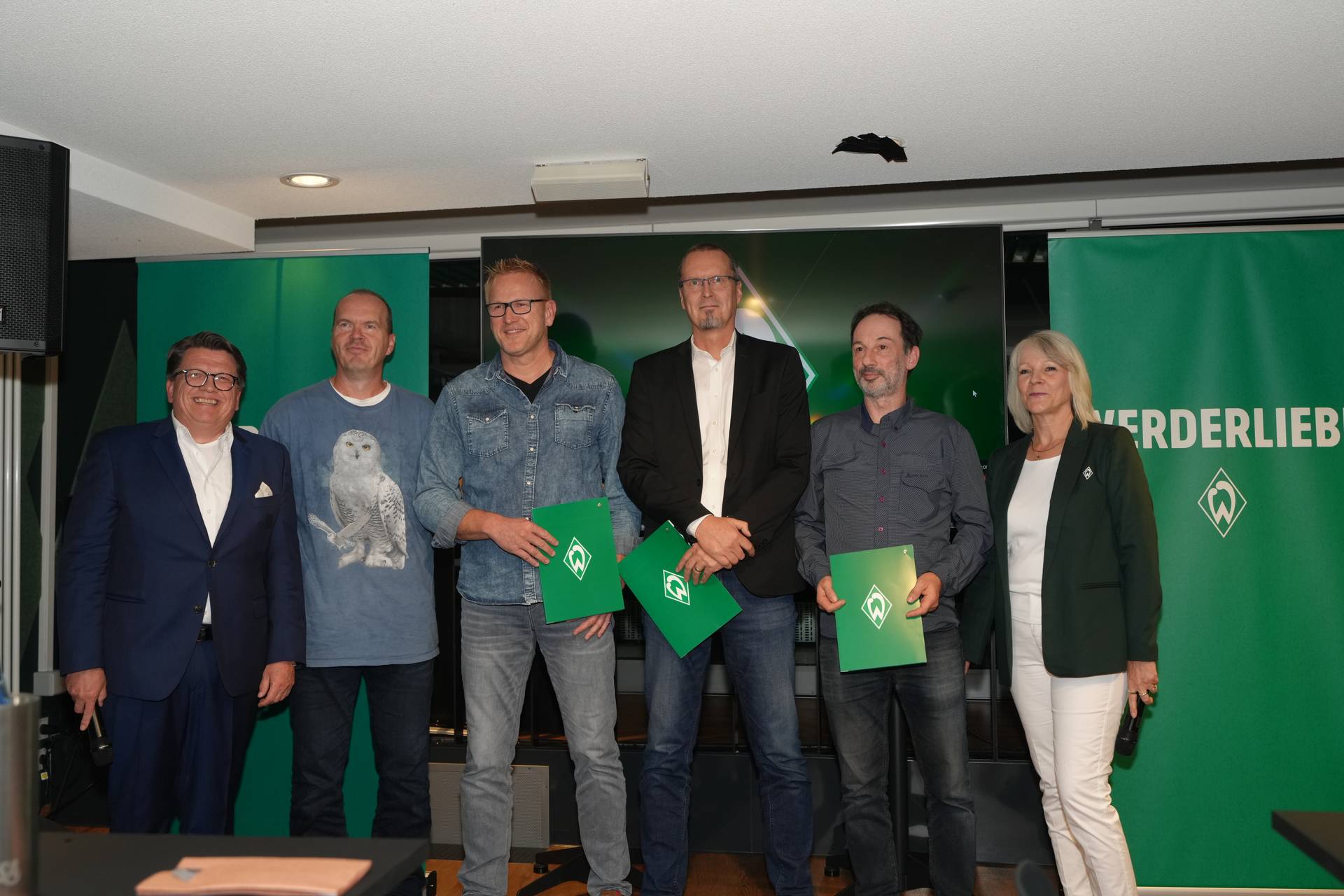 Dr. Hubertus Hess-Grunewald und Claudia Lasch mit der Prellballmannschaft der Herren