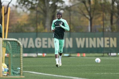 Karim Coulibaly rennt in Trainingsklamotten über den Platz.