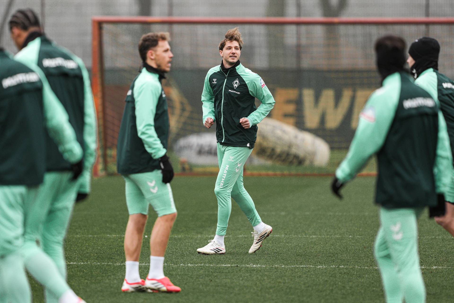 Stark mit wehenden Haaren beim Teamtrainig