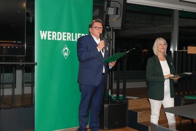 Dr. Hubertus Hess-Grunewald und Claudia Lasch auf der Bühne der Werder-Meisterehrung 2025