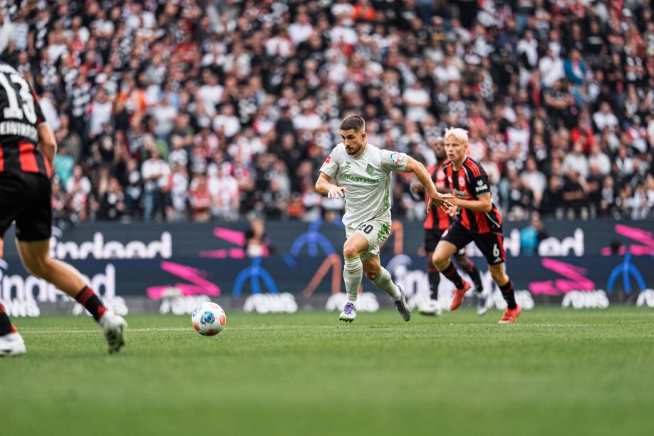 Romano Schmid mit Ball am Fuß im Spiel gegen Eintracht Frankfurt.