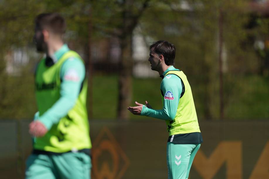 Jovan Milosevic im Teamtraining mit Leibchen