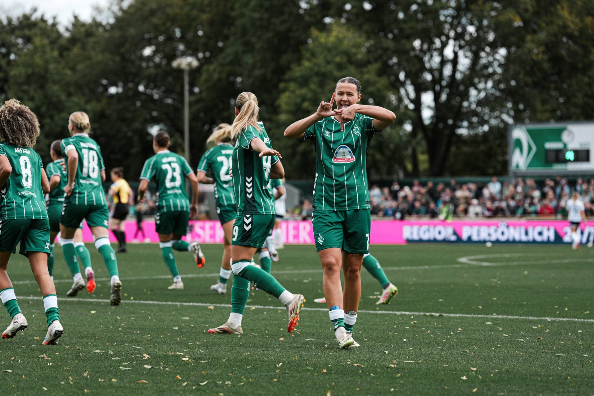 Larissa Mühlhaus jubelt nach einem Tor auf Platz 11.