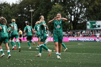 Larissa Mühlhaus jubelt nach einem Tor auf Platz 11.