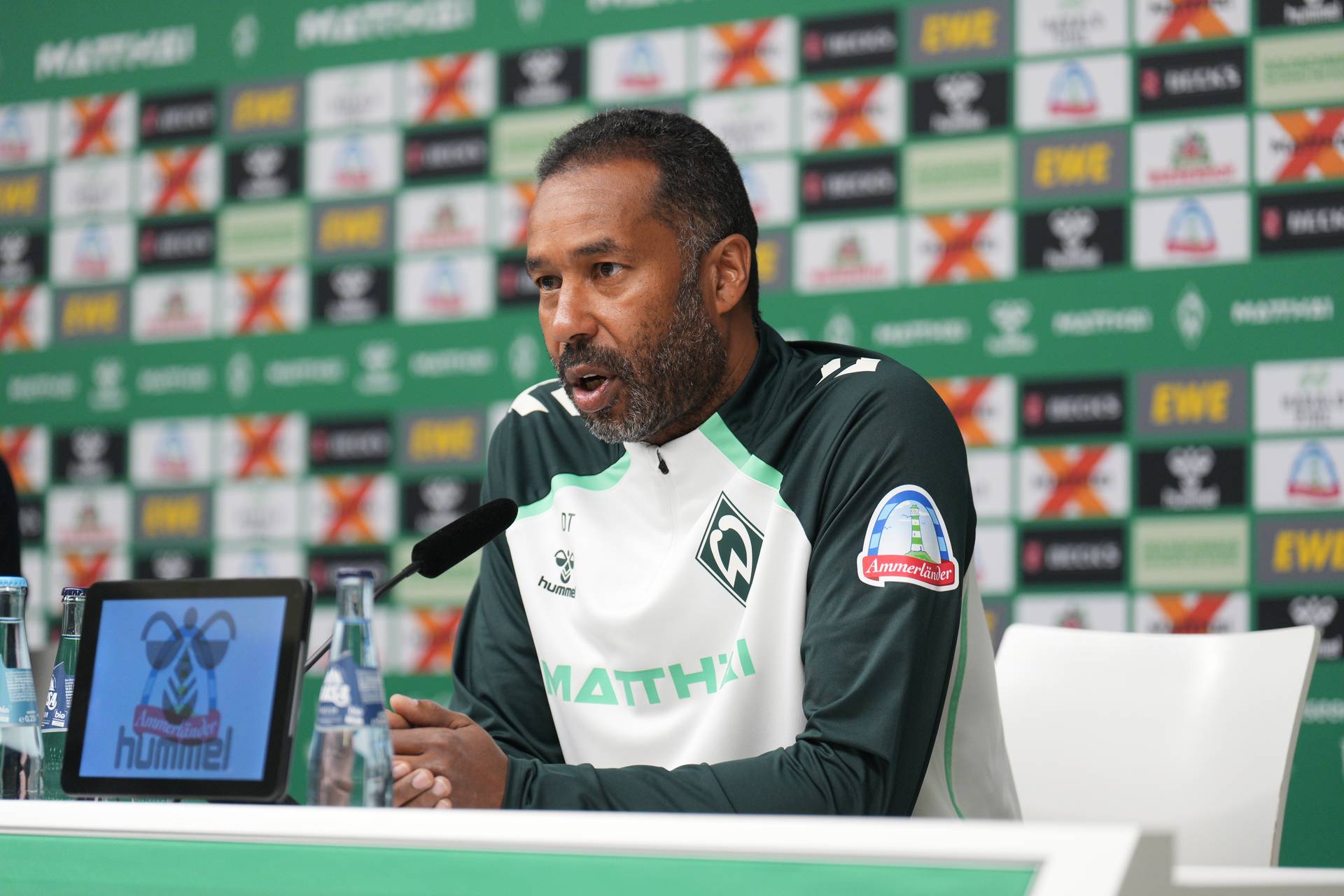 Daniel Thioune behind the microphone at his press conference.