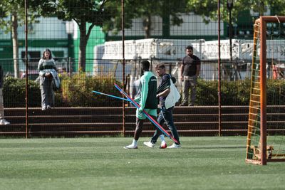 Clemens Fritz im Gespräch mit Victor Boniface.