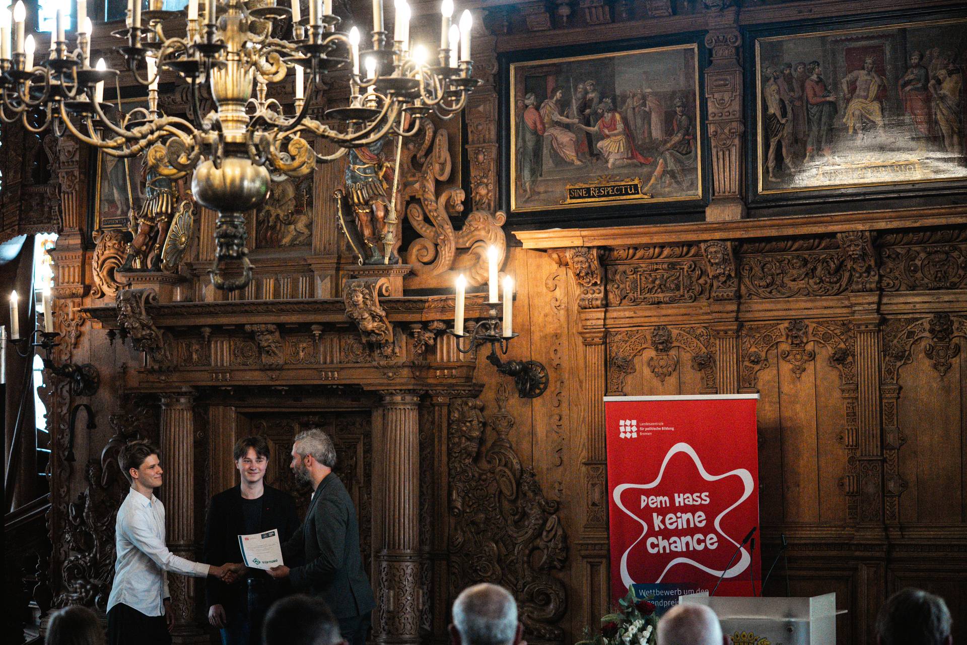 Henrik Oesau überreicht Preis an Torge Harms, Alban Radloff