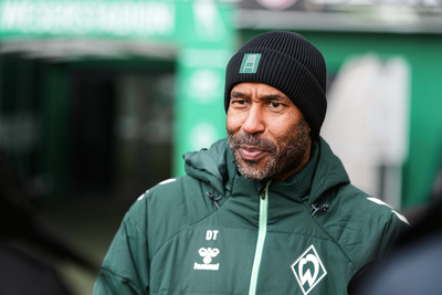 Daniel Thioune bei der Medienrunde vor dem Spielertunnel im Weserstadion in Großaufnahme.