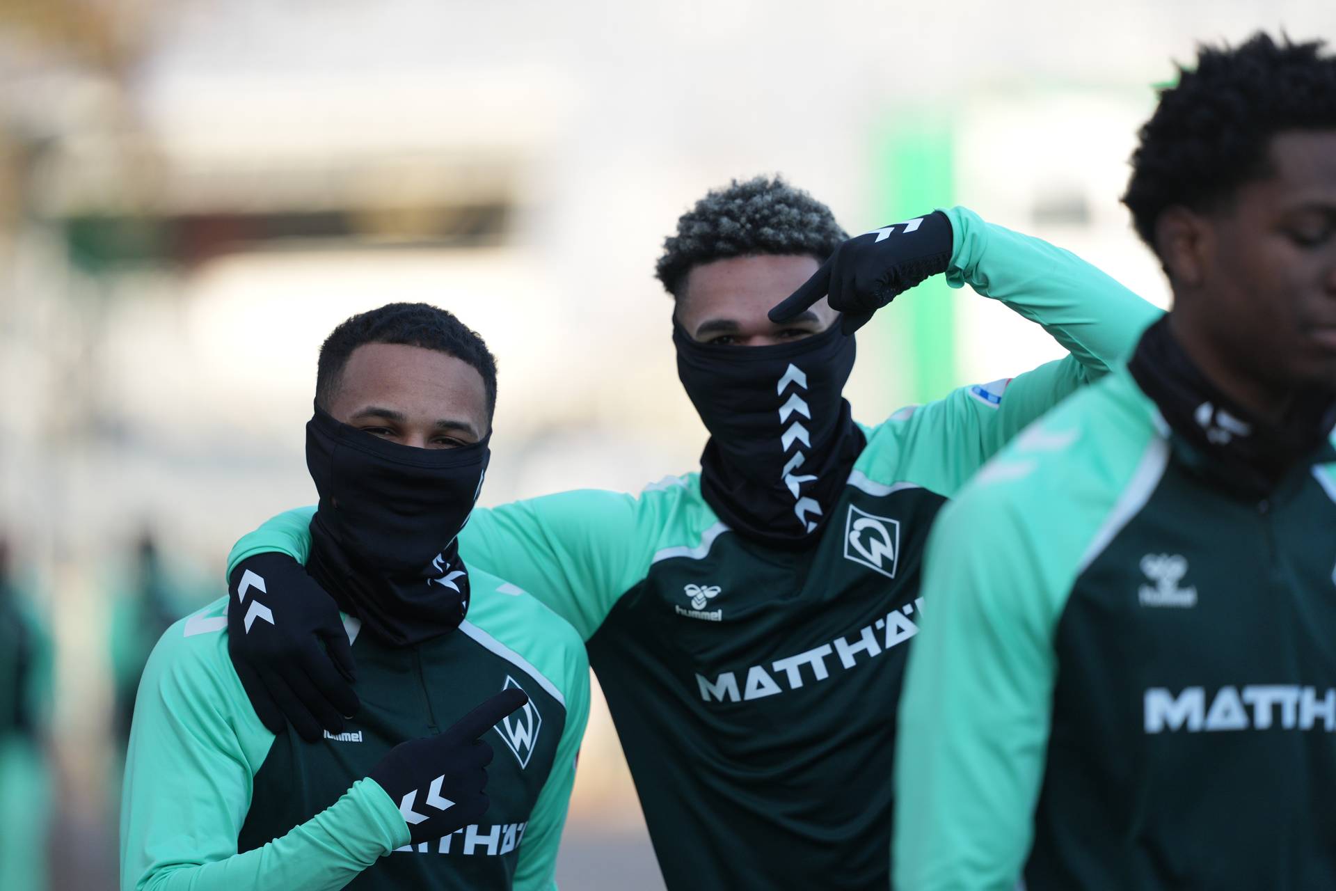 Felix Agu und Justin Njinmah grüßen in die Kamera.