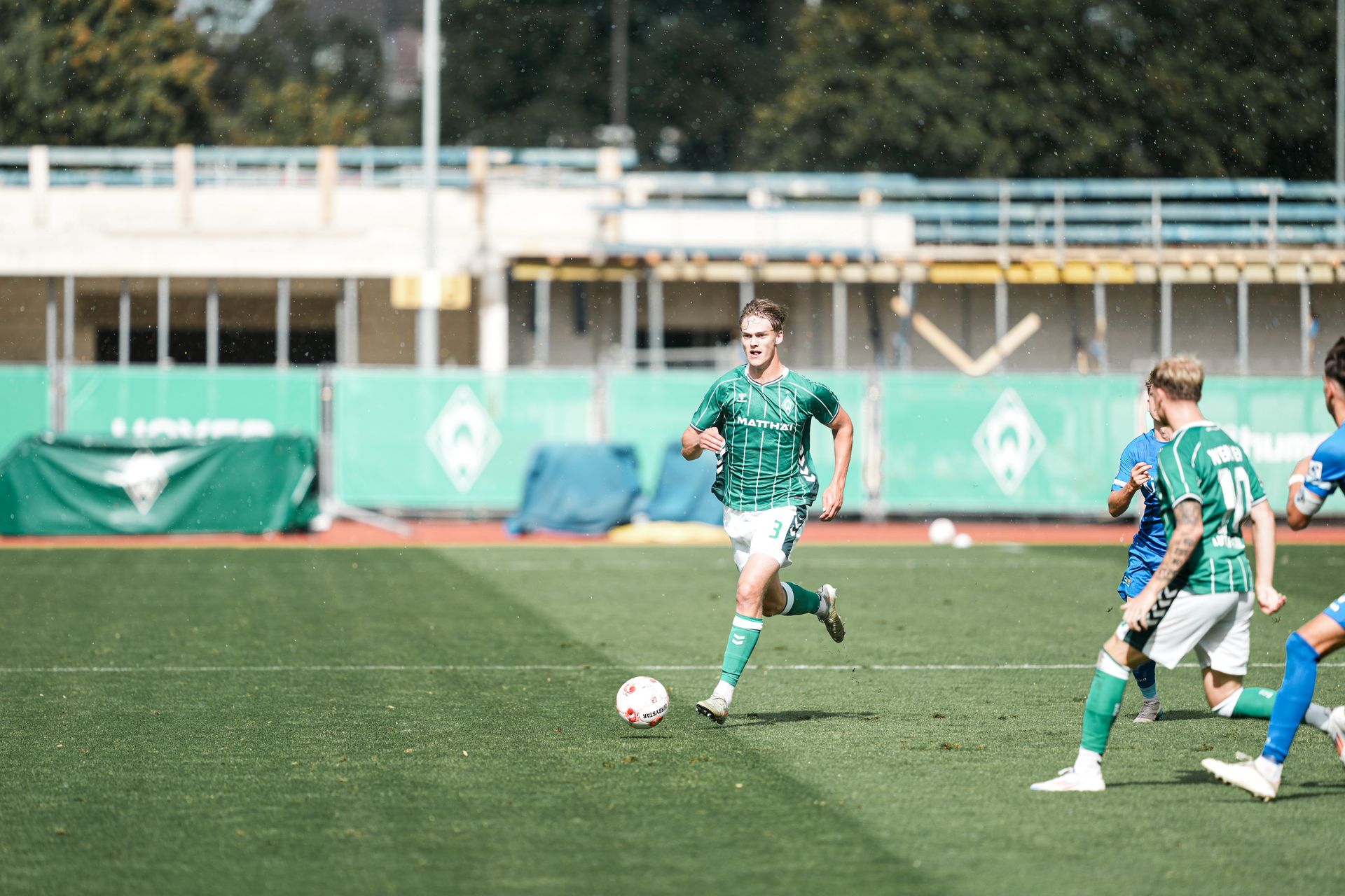 Mats Heitmann läuft mit dem Ball am Fuß.