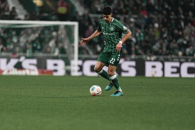 Julian Malatini mit Ball am Fuß im grünen Werder-Heimtrikot im Weserstadion