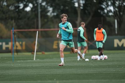 Jens Stage joggt über den Trainingsplatz.