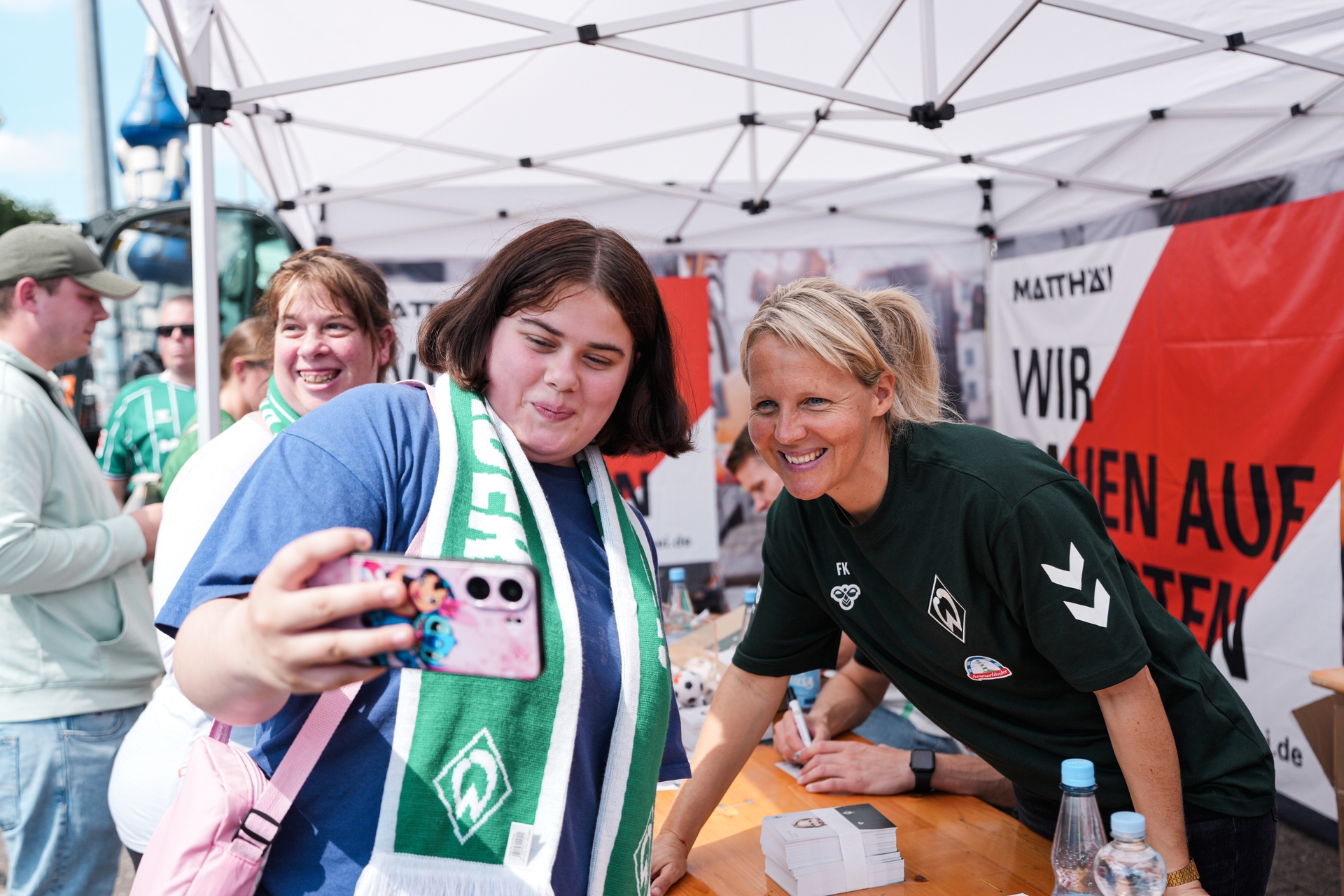 Fritzy Kromp macht ein Selfie mit einem Werder-Fan.