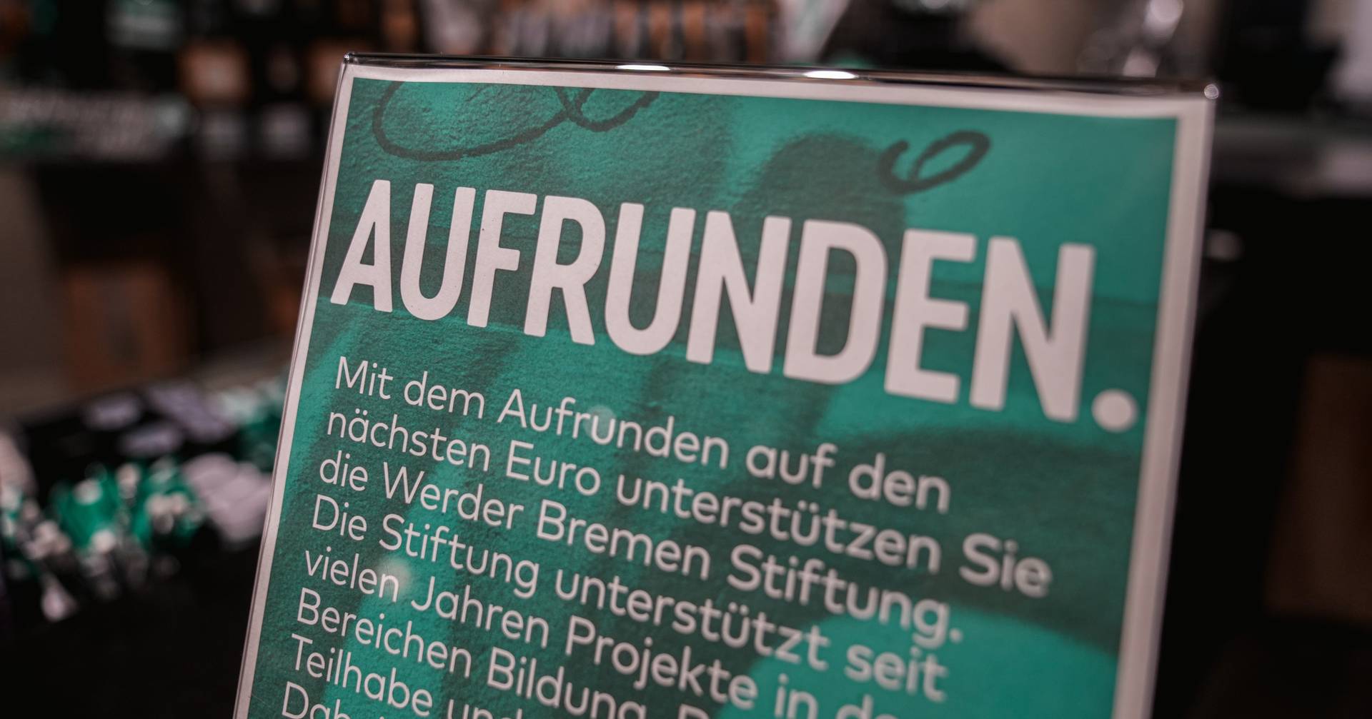 Nahaufnahme eines Aufstellers mit der Überschrift "Aufrunden"
