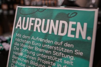 Nahaufnahme eines Aufstellers mit der Überschrift "Aufrunden"