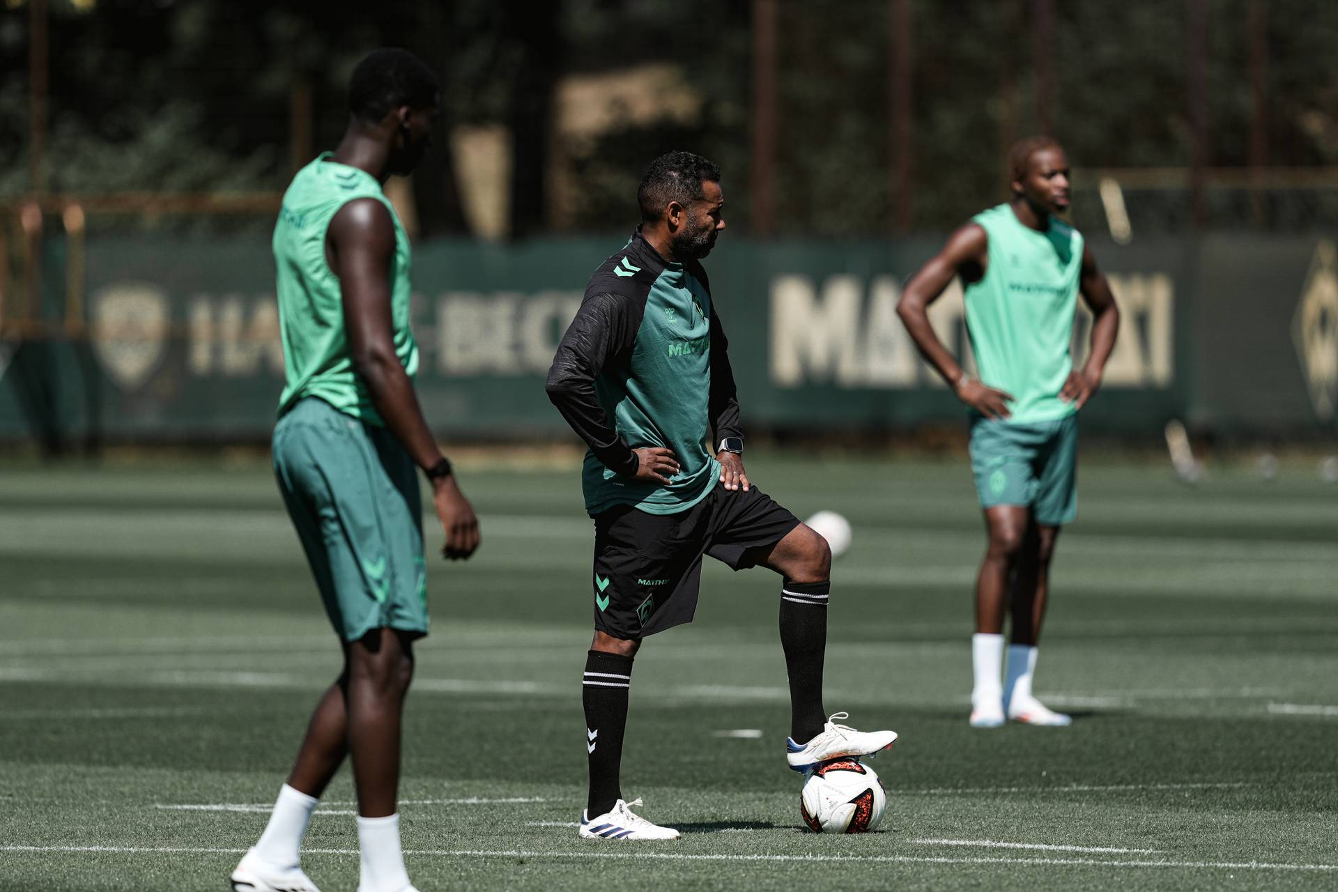 Daniel Thioune im Training mit einem Ball auf dem Fuß.
