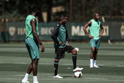Daniel Thioune im Training mit einem Ball auf dem Fuß.