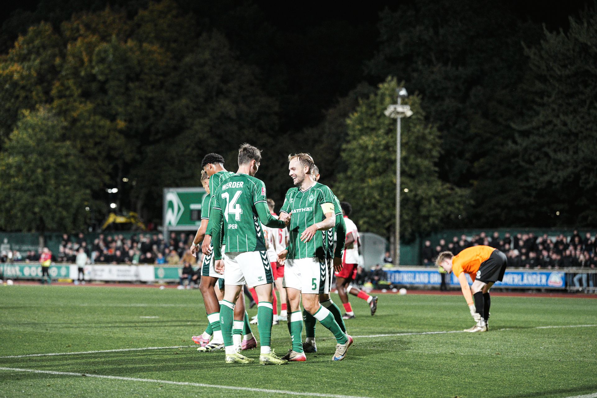 Die Mannschaft jubelt nach der 2:0-Führung.
