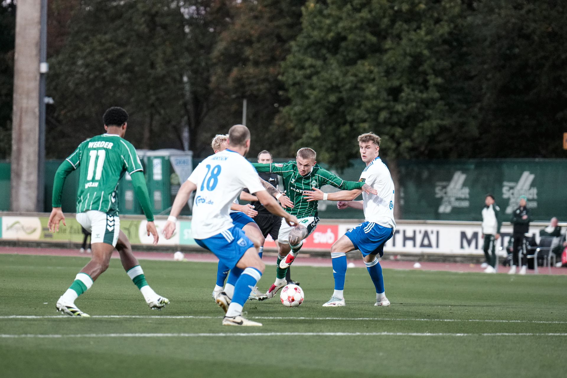 Isak Hansen-Aarøen läuft mt dem Ball am Fuß.
