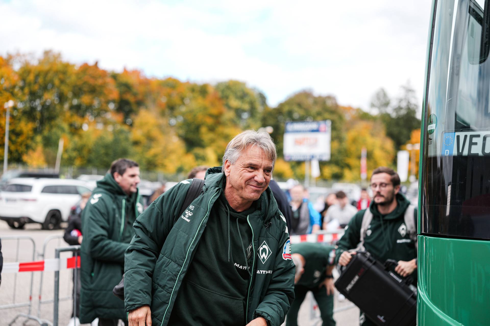 Horst Steffen lächelt, nachdem er aus dem Mannschaftsbus ausgestiegen ist.