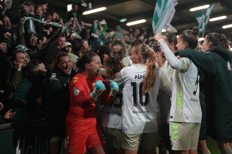 Mariella El Sherif und die Werder-Spielerinn jubeln vor den Fans.