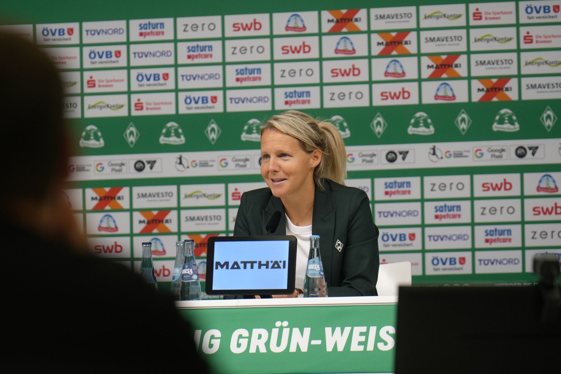 Fritzy Kromp auf dem PK-Podium.