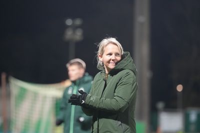 Fritzy Kromp mit Handschuhen am Spielfeldrand.
