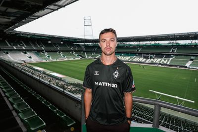 Youri Regeer im Weserstadion mit einem Trikot Away.