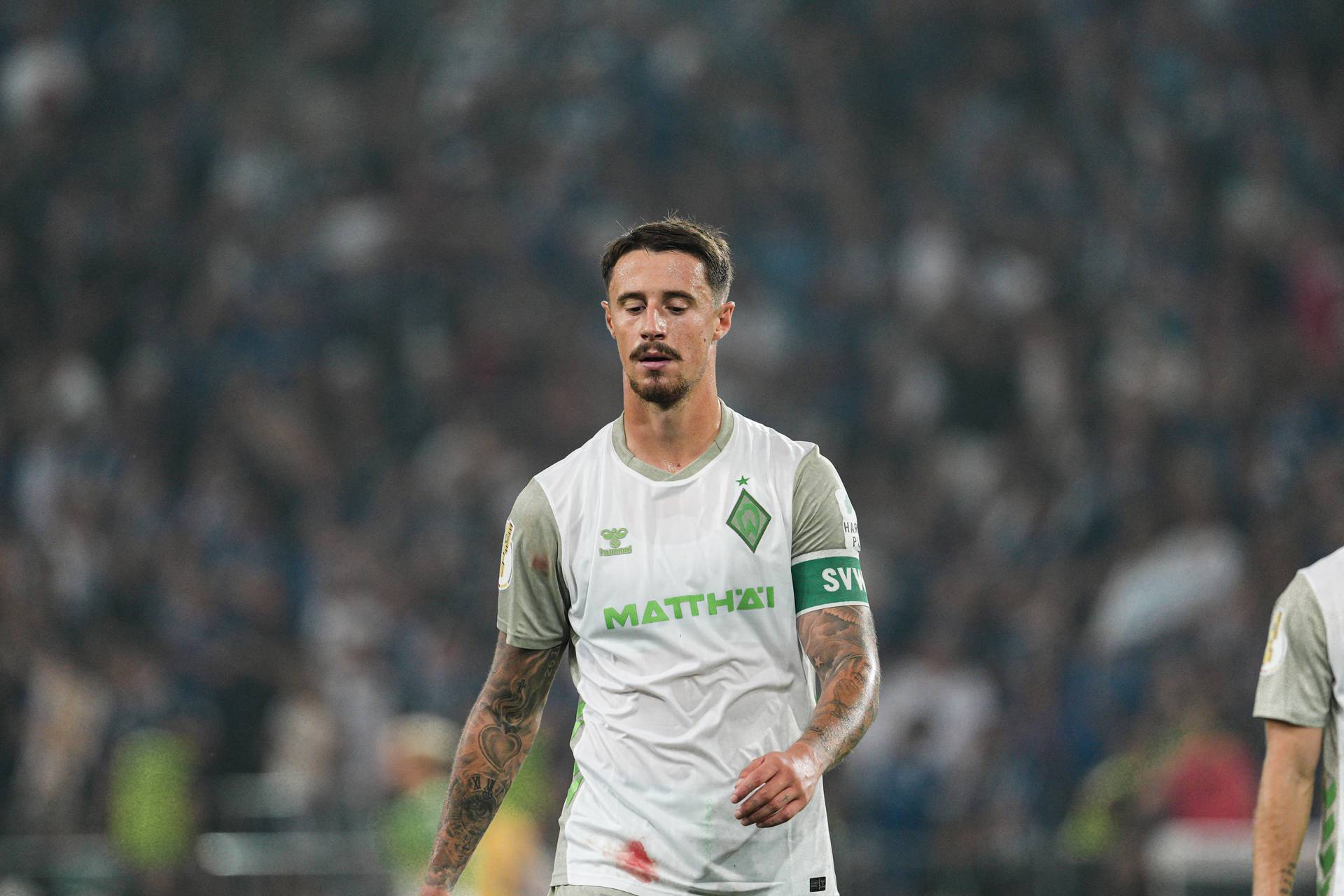 Marco Friedl geht vom Platz mit Kapitänsbinde.