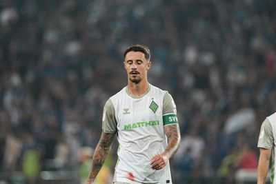 Marco Friedl geht vom Platz mit Kapitänsbinde.