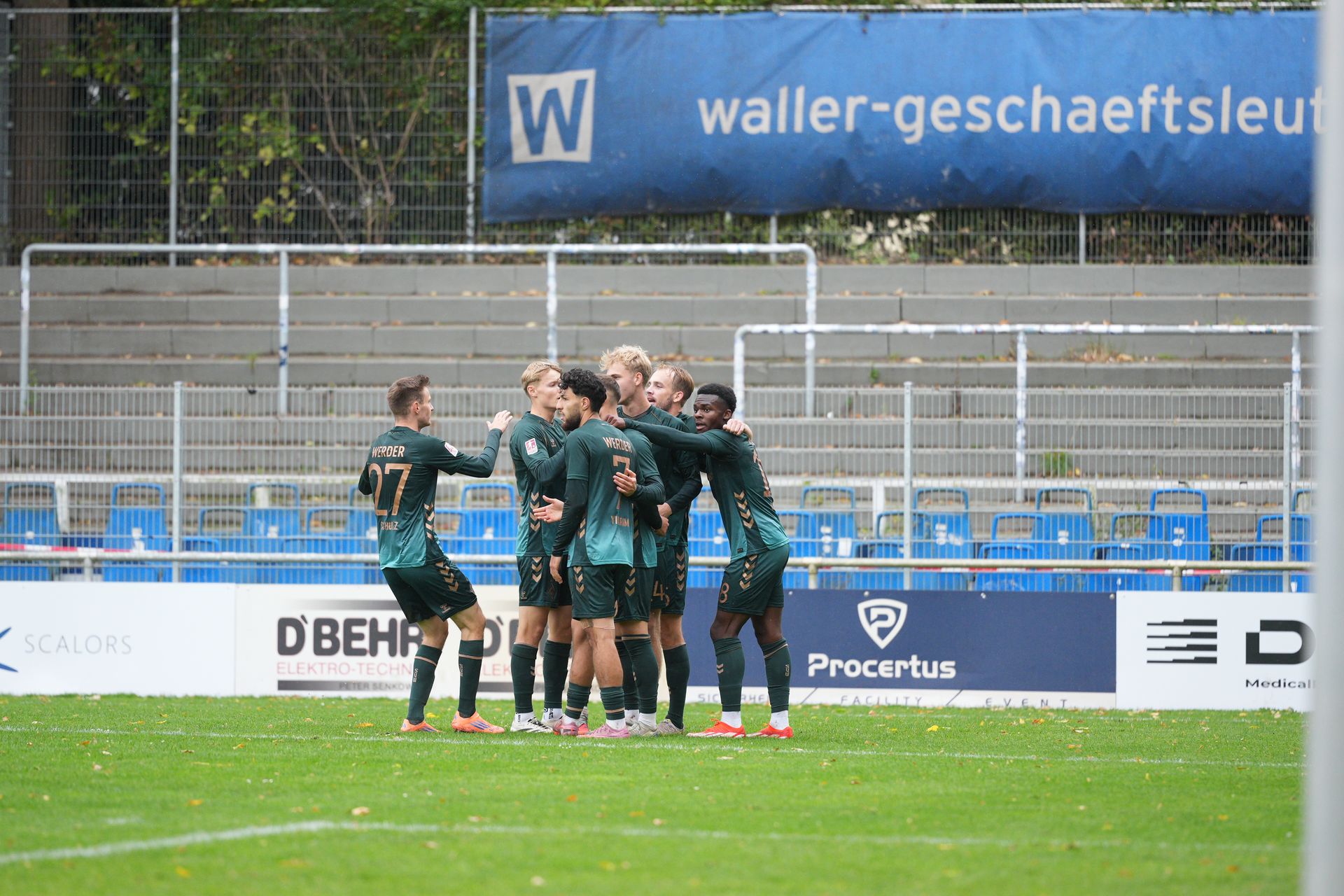 Die Werder-Spieler bilden eine Jubeltraube.