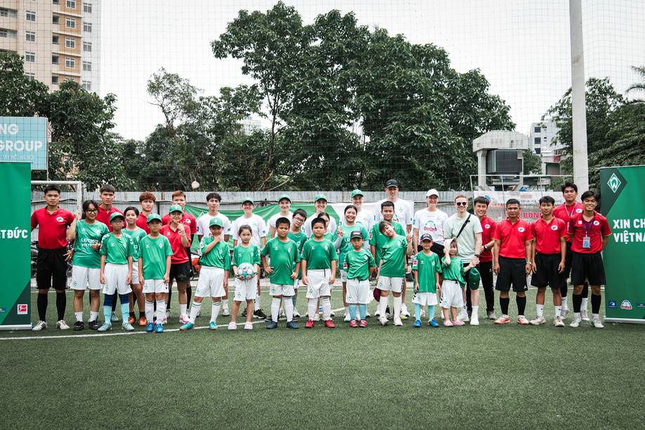 Gruppenfoto von einigen Werder-Spielerinnen in Vietnam mit Kindern.