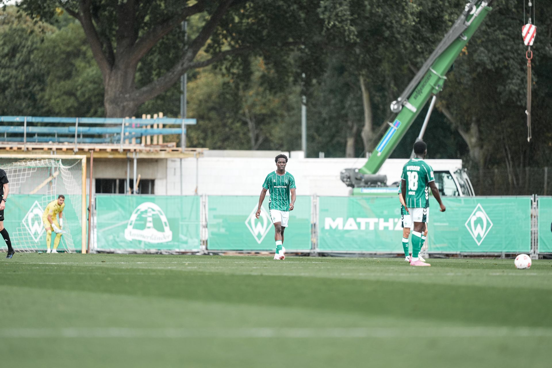 Wesley Adeh steht auf dem Spielfeld.