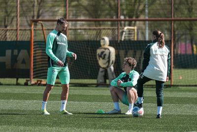 Marco Friedl und Jens Stage auf dem Trainingsplatz.
