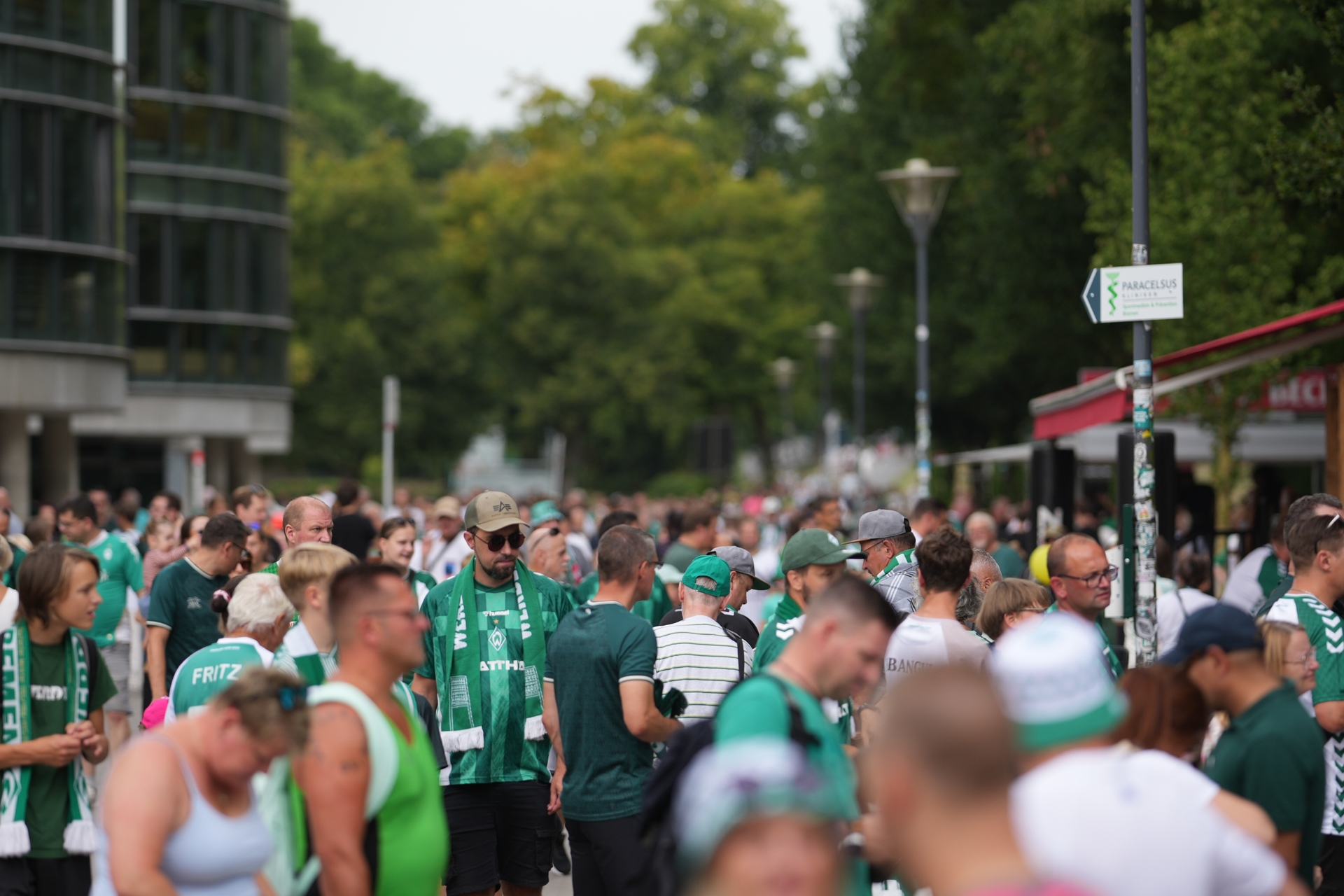 Viele Fans in Werder-Trikots auf dem Kassenvorplatz.