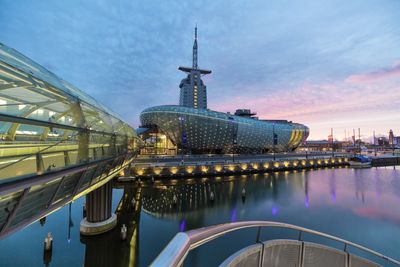 Das Klimahaus-Bremerhaven in Abenlicht direkt am Wasser gelegen