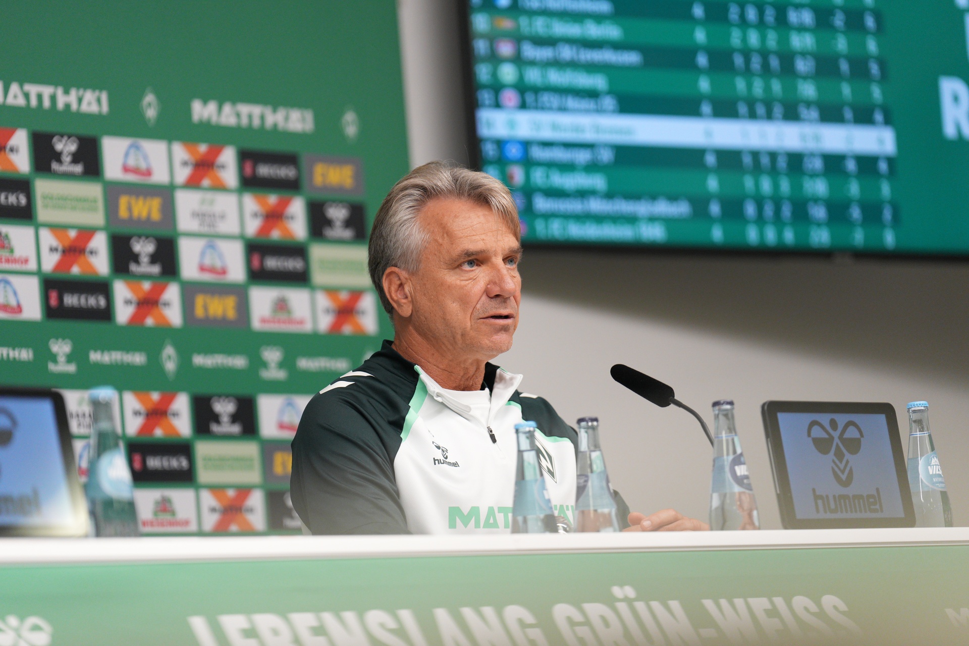 Horst Steffen auf dem Podium der Pressekonferenz