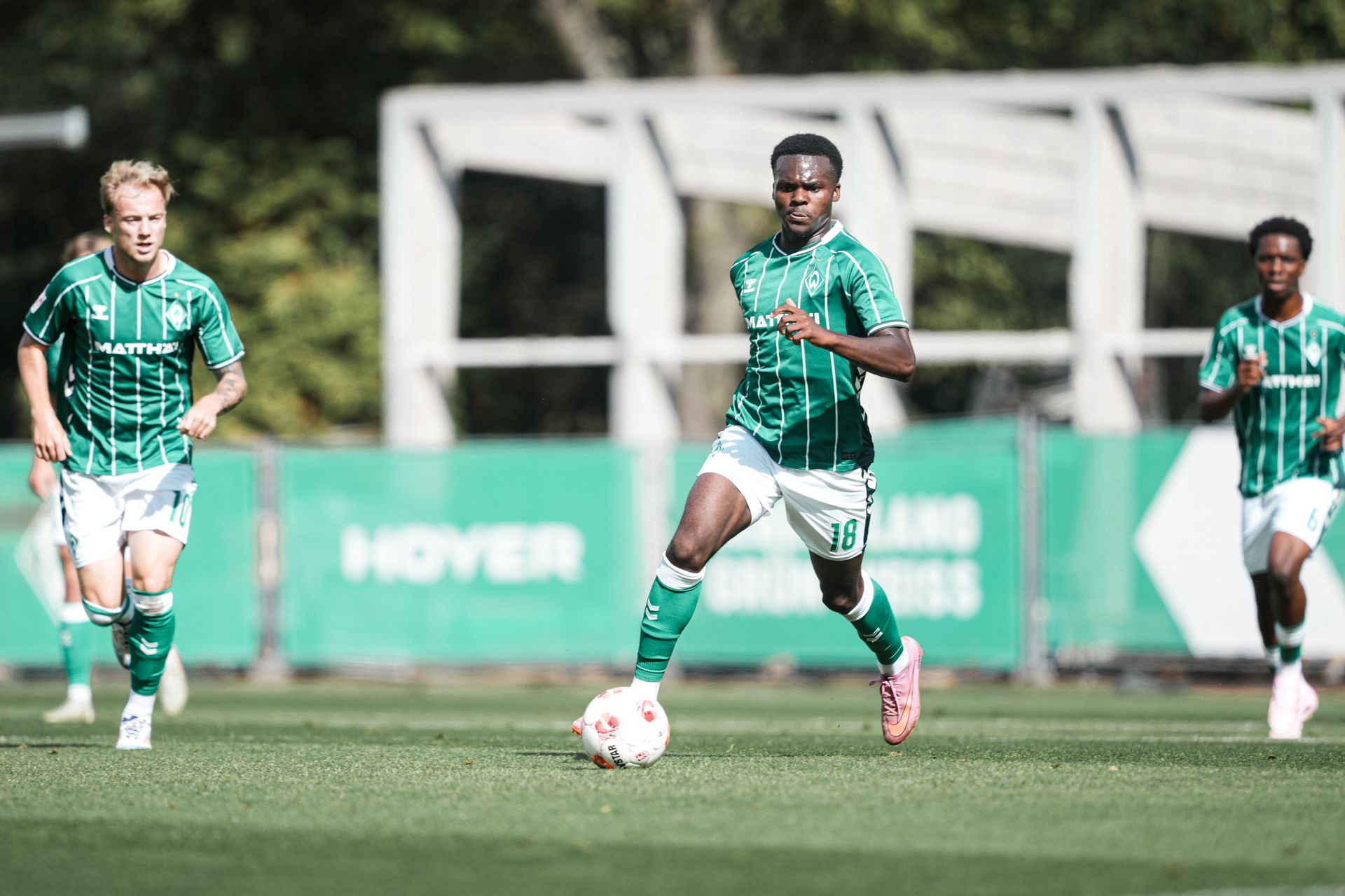Princewill Mbock läuft mit dem Ball am Fuß.