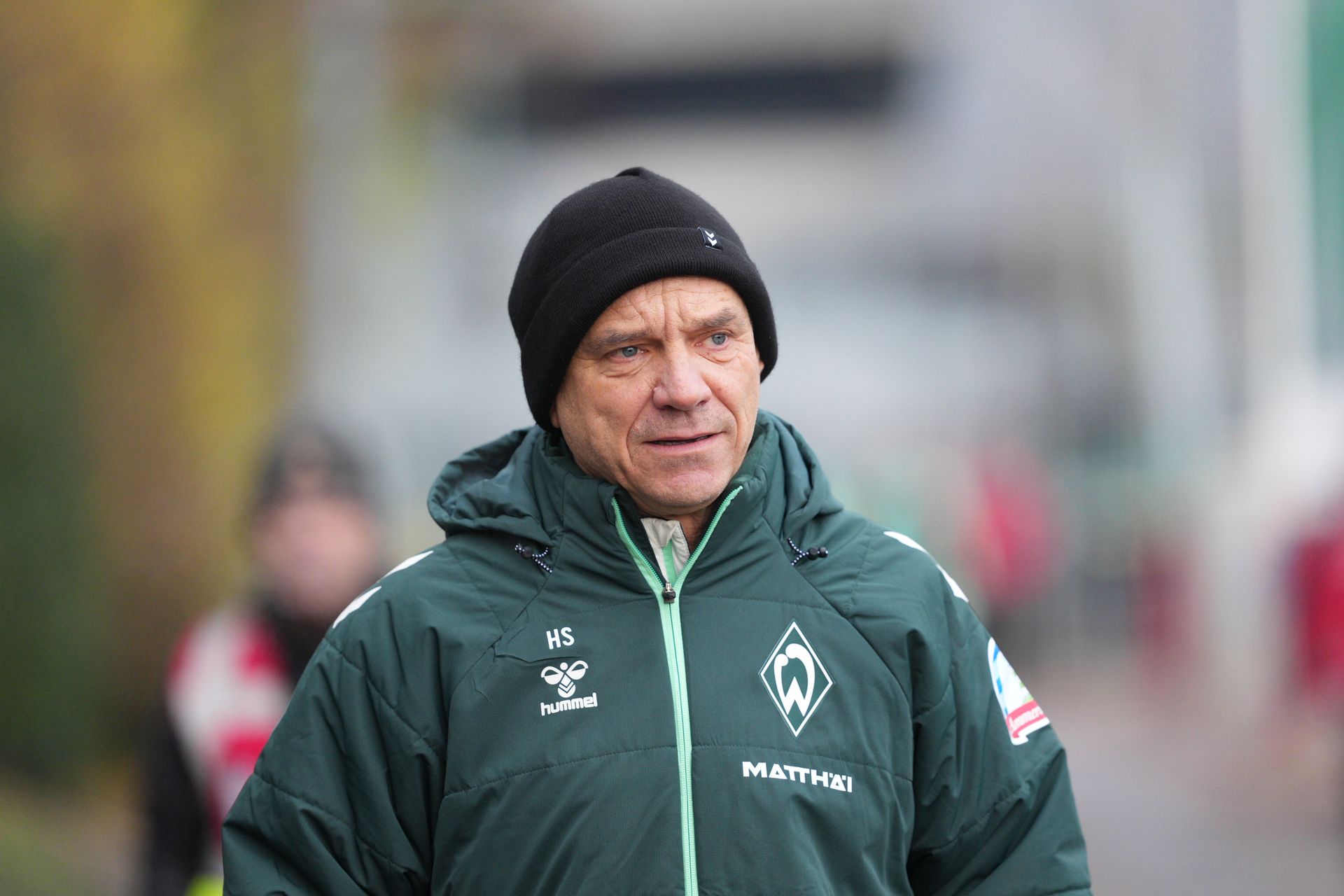 Horst Steffen mit entschlossenem Blick in Großaufnahme.