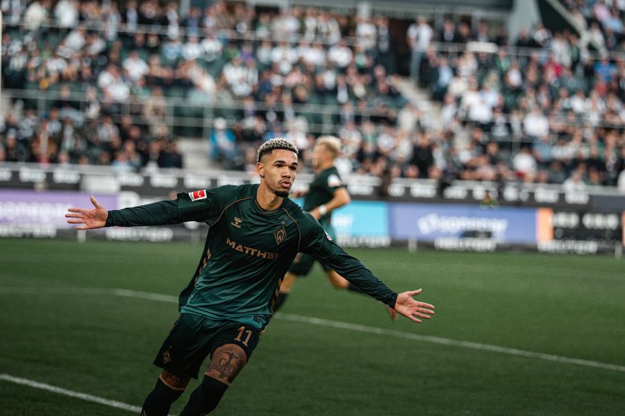 Justin Njinmah jubelt nach seinem Tor in Gladbach mit ausgebreiteten Armen.