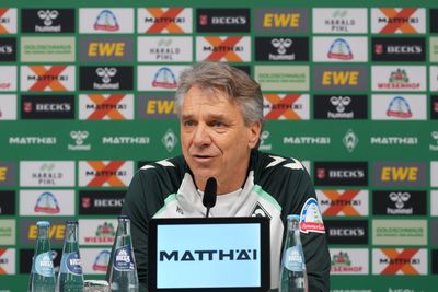 Horst Steffen sitzt auf der Bühne des PK-Raums und spricht ins Mikro